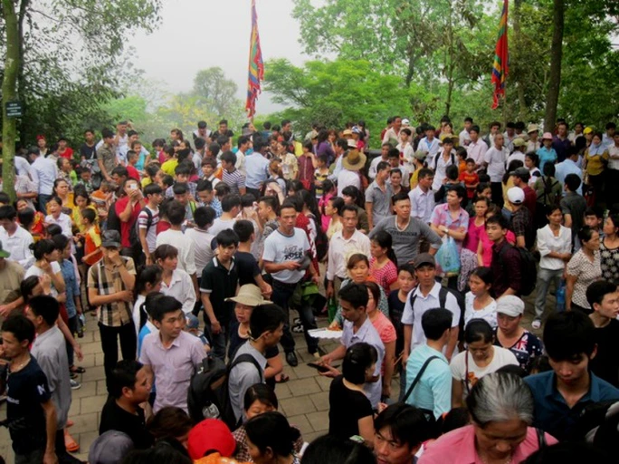 Tại khu vực đền Thượng cũng đông kín người đến thắp hương tỏ lòng thành kính với các vua Hùng Tại khu vực đền Thượng cũng đông kín người đến thắp hương tỏ lòng thành kính với các vua Hùng