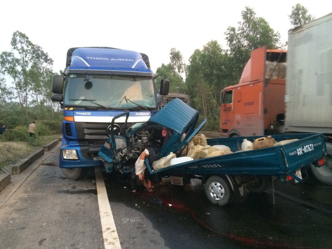 Hai xe tải đối đầu nhau trên Quốc lộ 1 đoạn tránh TP Huế vào ngày 10-2 khiến 2 người chết Ảnh: QUANG NHẬT Hai xe tải đối đầu nhau trên Quốc lộ 1 đoạn tránh TP Huế vào ngày 10-2 khiến 2 người chết Ảnh: QUANG NHẬT