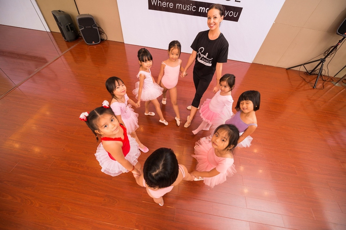 Cô Natasha và các học viên “nhí” ở Soul Dance Academy