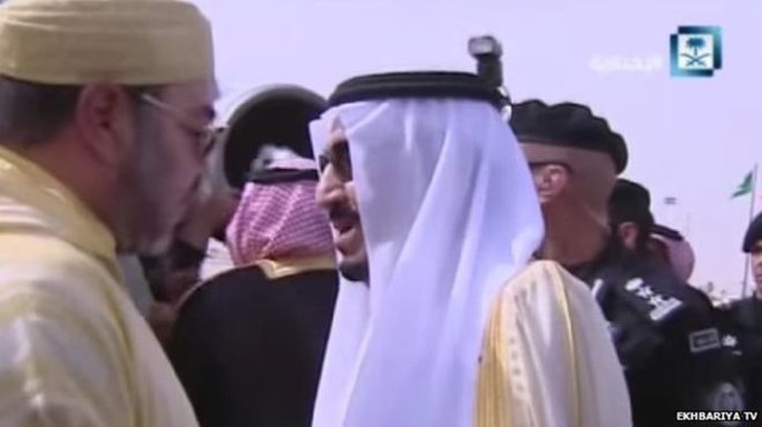 Mohammed al-Tobayshi (người trùm khăn rằng hồng) quay ra sau tát phóng viên khi Quốc vương Mohammed (trái) đang chào hỏi Quốc vương Salman (phải) tại sân bay Riyadh. Ảnh: Ekhbariya TV