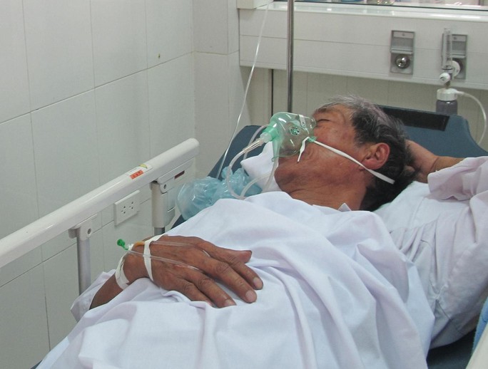 Ngư dân bị ngộ độc đang được điều trị tại bệnh viện.