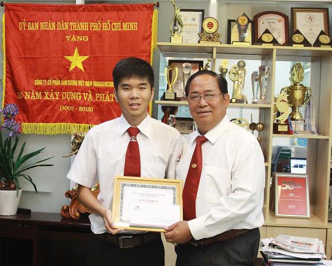 Ông Tạ Long Hỷ, Phó Tổng giám đốc Thường trực Vinasun, trao giấy khen cho lái xe Phạm Mạnh Cường