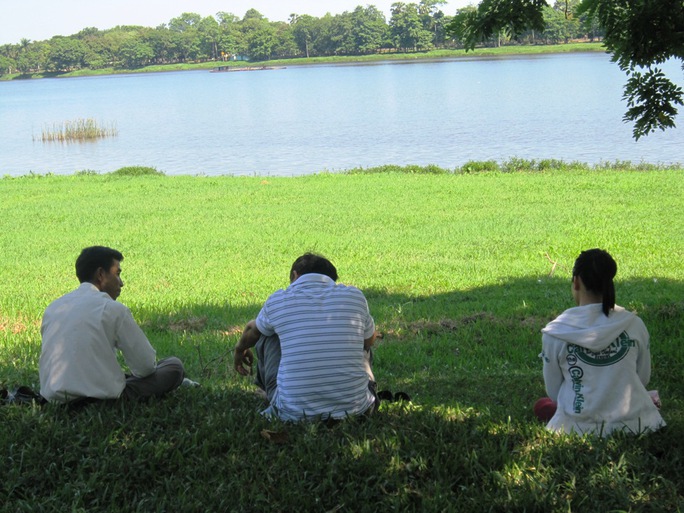 Công viên dọc sông Hương là nơi lý tưởng cho phụ huynh và thí sinh khi thời tiết nắng nóng