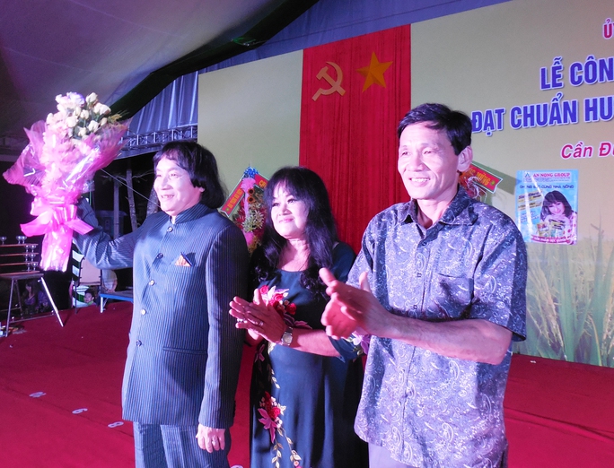 Ông Phạm Chí Tâm - chủ tịch UBND huyện Cần Đước tặng hoa cảm ơn NS Minh Vương tối 30-8