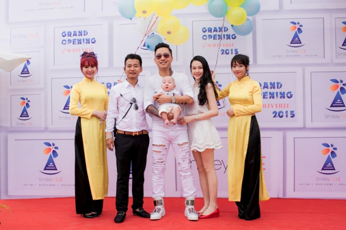 Hồ Ngọc Hà, Tuấn Hưng cùng khoe con trai trên sân khấu