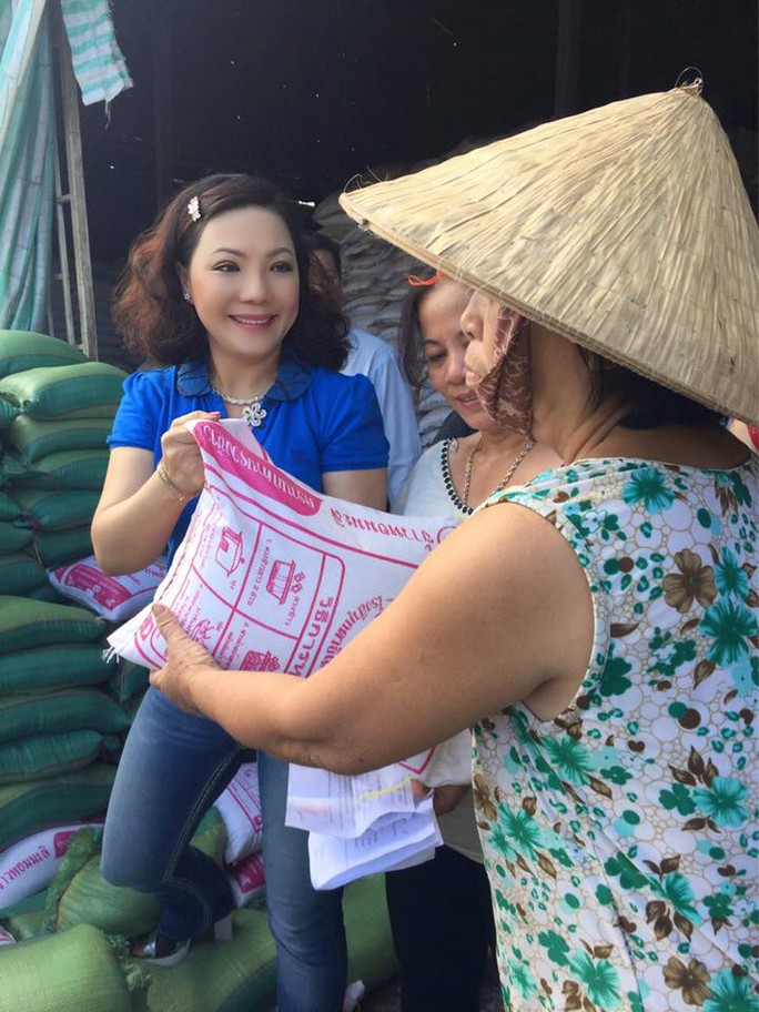 NS Cẩm Tiên trao tặng gạo cho bà con nghèo ở Cái Bè, Tiền Giang