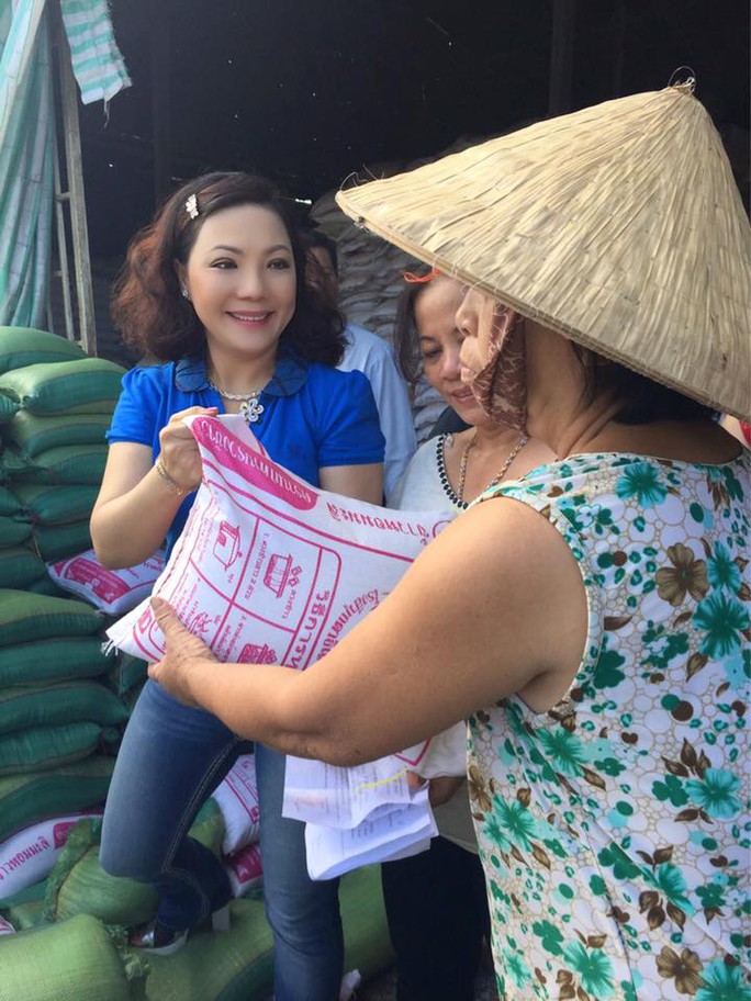 NS Cẩm Tiên trao tặng gạo cho bà con nghèo ở Cái Bè, Tiền Giang NS Cẩm Tiên trao tặng gạo cho bà con nghèo ở Cái Bè, Tiền Giang