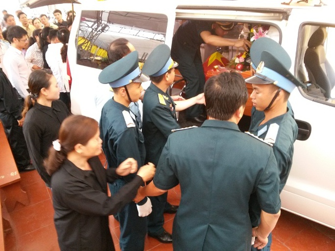Rơi lệ đón di hài phi công Su-22 Nguyễn Anh Tú về quê hương