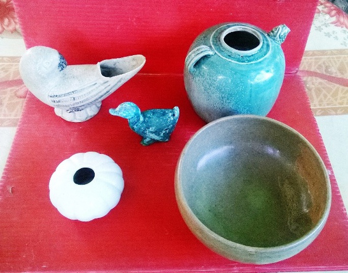 Nhóm đồ cổ được lưu giữ tại nhà thầy giáo Nguyễn Văn Minh Nhóm đồ cổ được lưu giữ tại nhà thầy giáo Nguyễn Văn Minh