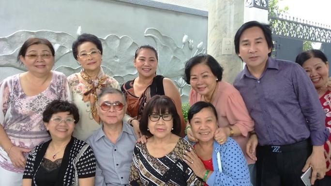 Kim Tử Long và các nghệ sĩ trong gia tộc chào mừng Bạch Lê về nước họp mặt gia đình