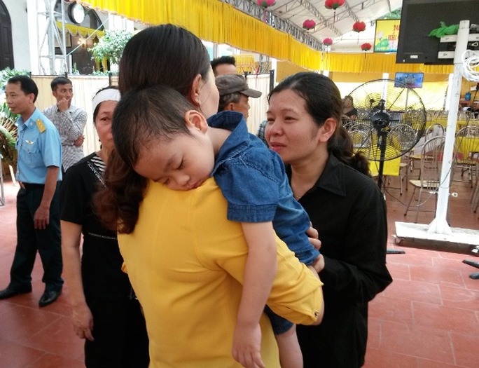 Bé Nguyễn Anh Tuấn (con trai của anh Tú), mới 31 tháng tuổi vẫn vô tư ngủ ngon trên vai người họ hàng Bé Nguyễn Anh Tuấn (con trai của anh Tú), mới 31 tháng tuổi vẫn vô tư ngủ ngon trên vai người họ hàng