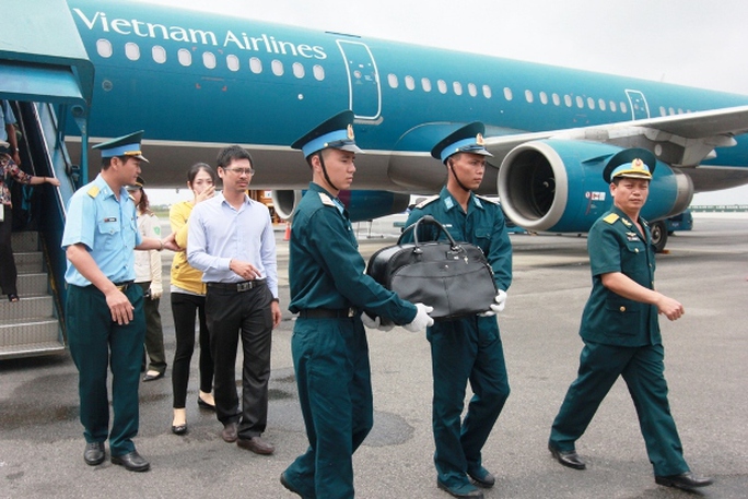 Đưa tro cốt của thiếu tá Nguyễn Anh Tú về tới sân bay Cát Bi (Hải Phòng) Đưa tro cốt của thiếu tá Nguyễn Anh Tú về tới sân bay Cát Bi (Hải Phòng)