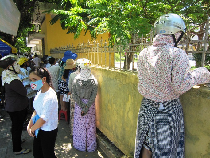 Phụ huynh ngóng đợi con mình Phụ huynh ngóng đợi con mình