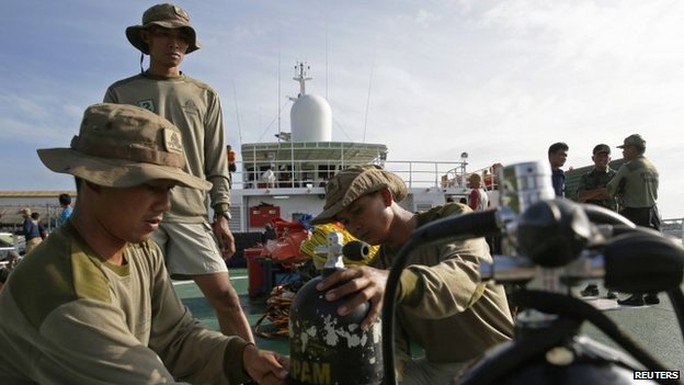 Thợ lặn bị hạn chế hoạt động hôm 1-1 do thời tiết xấu. Ảnh: Reuters