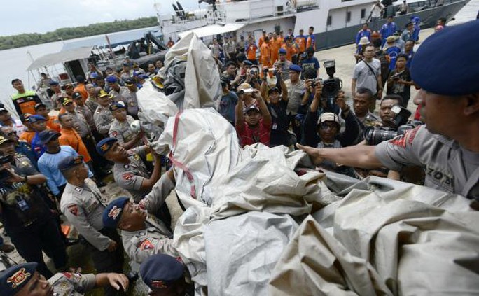 Các mảnh vỡ được đưa về thị trấn Pangkala Bun của Indonesia. Ảnh: Reuters