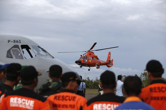Một trực thăng của đội tìm kiếm cứu hộ trên biển Indonesia cất cánh sau khi đưa thi thể một nạn nhân của vụ rơi máy bay AirAsia QZ8501 vào bờ hôm 1-1-2015. Ảnh: Reuters