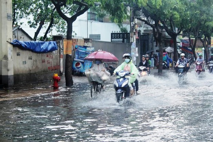 Cơn mưa lớn kéo dài khoảng 30 phút bất ngờ đổ xuống nhiều khu vực tại TP HCM đã giải tỏa phần nào sự nóng bức, ngột ngạt giữa cái nắng như “đổ lửa”