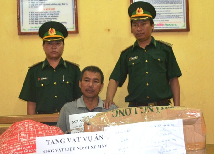 Nguyễn Văn Viễn và tang vật vụ án. Ảnh: Bộ đội Biên phòng Hà Tĩnh cung cấp Nguyễn Văn Viễn và tang vật vụ án. Ảnh: Bộ đội Biên phòng Hà Tĩnh cung cấp