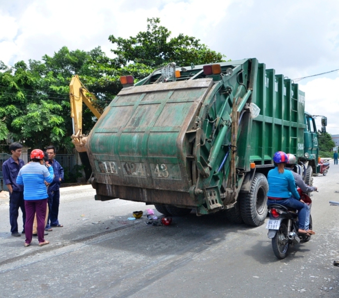 Chở con đi học về, 2 mẹ con gặp nạn dưới gầm xe rác