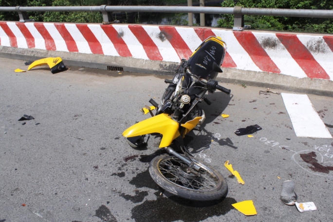 Chiếc xe máy bị gãy nát sau khi bị tông