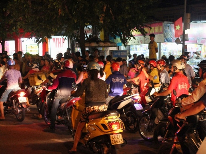 Giao thông ùn ứ do ảnh hưởng từ vụ tai nạn và lượng người tập trung đông