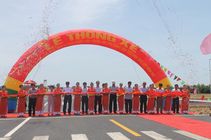Lễ cắt băng khánh thành tuyến đường tránh vượt lũ do Tập đoàn Trường Thịnh làm chủ đầu tư với tổng chiều dài 33,5 km