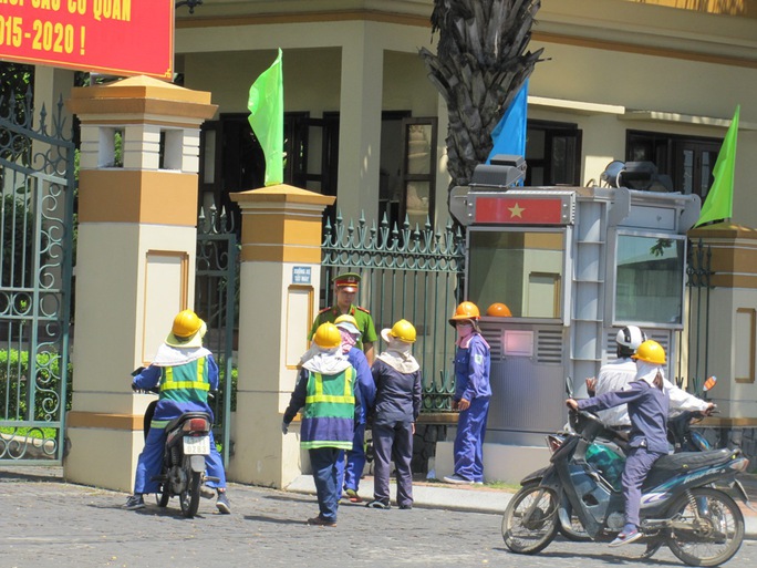 Bị chèn ép, công nhân môi trường cầu cứu Thành ủy Đà Nẵng