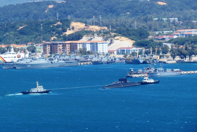 Hai tàu lai dắt tàu ngầm kilo HQ Hải Phòng vào quân cảng