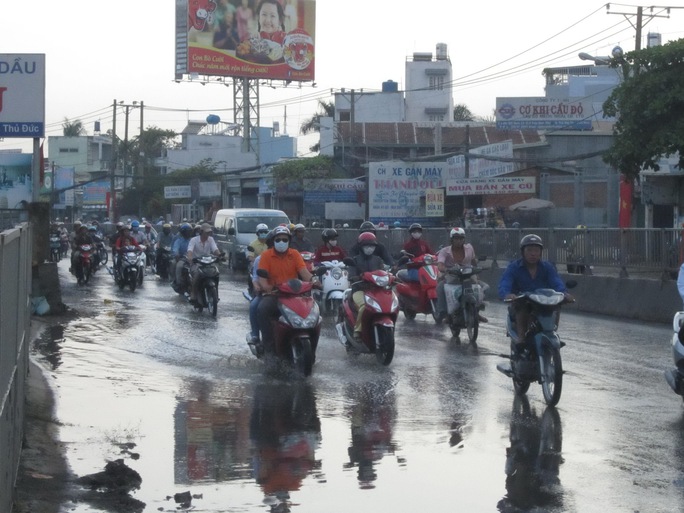 TP HCM: Đỡ ngột ngạt sau cơn mưa ngắn