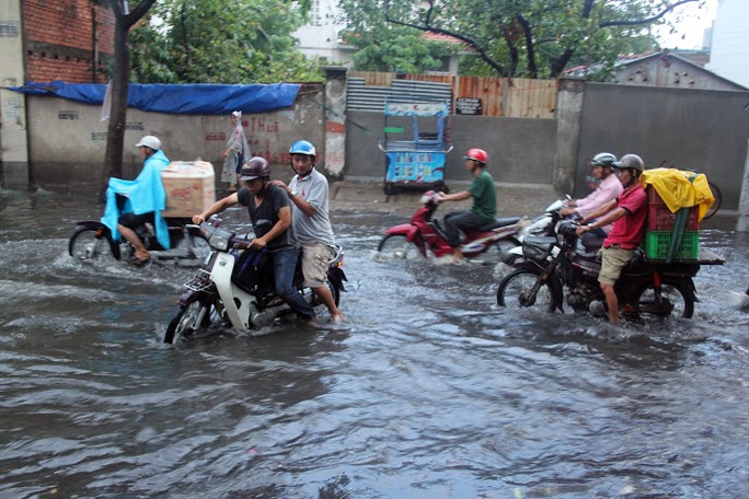 Người Sài Gòn vui vẻ lội nước vì có mưa "vàng"