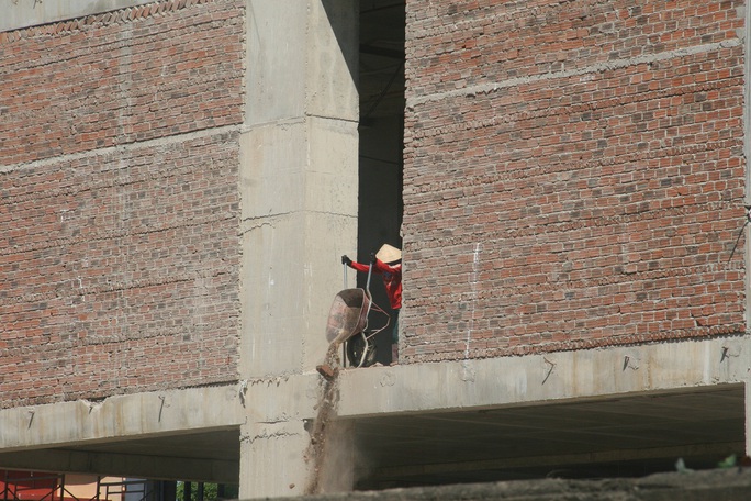 Hình ảnh các công nhân đổ đất cát mà không che chắn từ các tầng lầu của khách sạn Mường Thanh không khó để bắt gặp