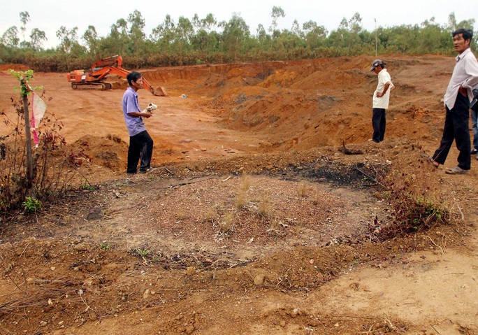 Gia đình ông Nguyễn Công Lý bức xúc vì doanh nghiệp khai thác đất chỉ cách mộ mẹ mình chừng 2 m Gia đình ông Nguyễn Công Lý bức xúc vì doanh nghiệp khai thác đất chỉ cách mộ mẹ mình chừng 2 m