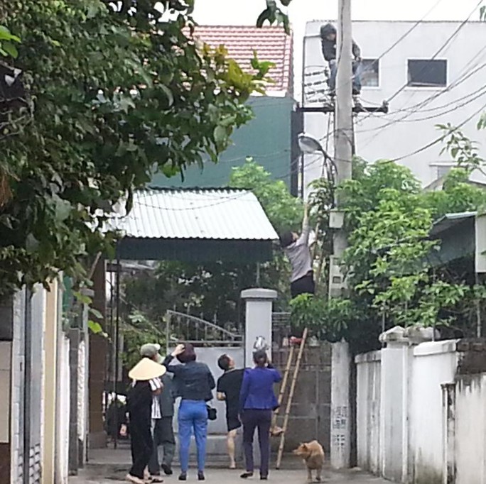 Thanh niên nghi ngáo đá trèo lên cột điện ngồi gần 12 giờ. Thanh niên nghi ngáo đá trèo lên cột điện ngồi gần 12 giờ.