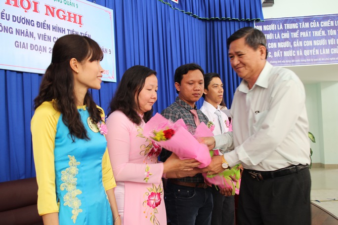 Ông Phan Văn Cường, Phó Bí thư Thường trực quận ủy quận 9, TPHCM tặng hoa cho các cá nhân xuất sắc