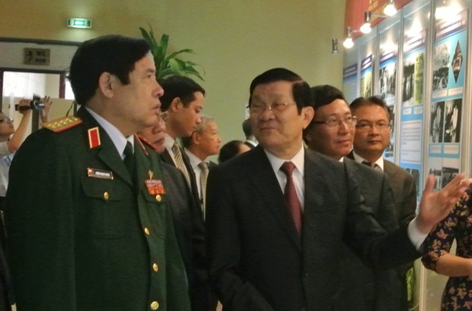 Chủ tịch nước Trương Tấn Sang trò chuyện cùng Đại tướng Phùng Quang Thanh về một bức ảnh lịch sử trong gian trưng bày