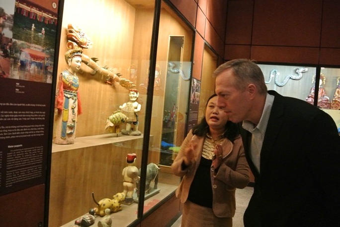 Đại sứ Mỹ Ted Osius đọc lời giới thiệu về nghệ thuật múa rối nước Việt Nam