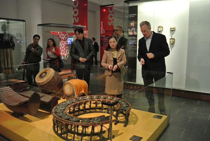 Tham quan các nhạc cụ trong phần trưng bày về nghệ thuật biểu diễn các nước ASEAN