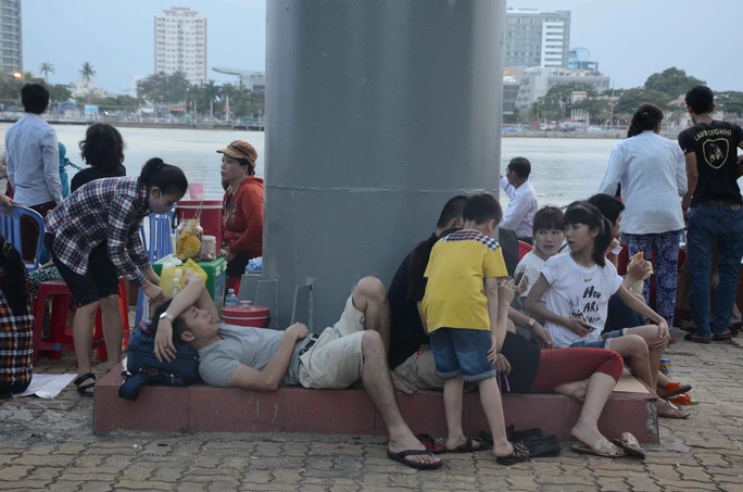 Tranh thủ ngả lưng trước giờ xem pháo hoa Tranh thủ ngả lưng trước giờ xem pháo hoa