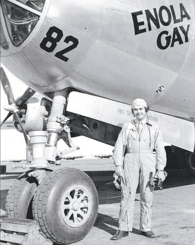 Đại tá Paul Tibbets, người điểu khiển máy bay Enola Gay (ảnh) thả quả bom nguyên tử Little Boy xuống thành phố Hiroshima. Chiếc máy bay Enola Gay được đặt theo tên mẹ ông, bà Enola Gay Tibbets. Ảnh tư liệu: AP