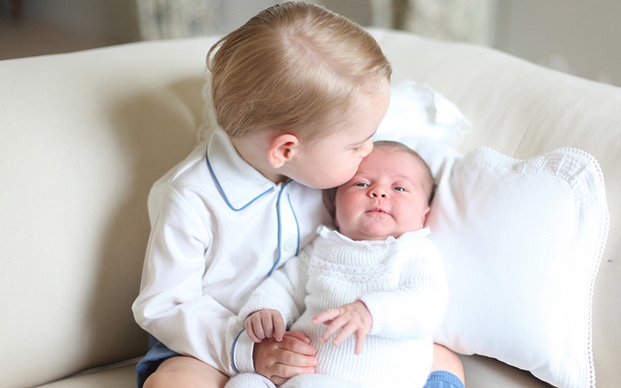 Hoàng tử bé George hôn em gái Charlotte. Ảnh: