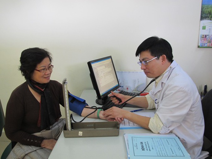 Bác sĩ thăm khám cho bệnh nhân tại Khoa Khám bệnh, BV Bạch Mai, Hà Nội Bác sĩ thăm khám cho bệnh nhân tại Khoa Khám bệnh, BV Bạch Mai, Hà Nội