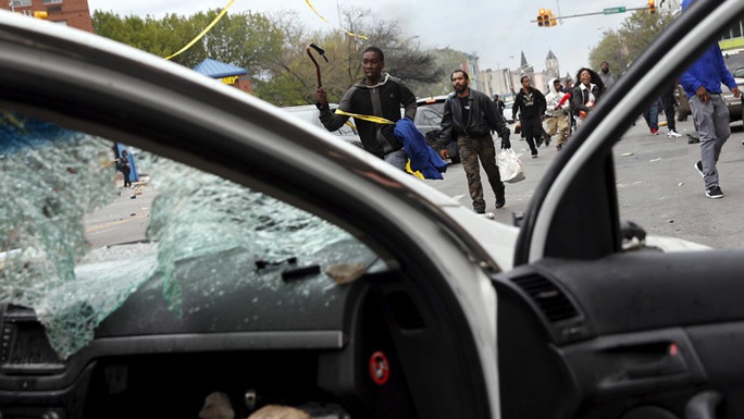 Người biểu tình quá khích đập phá ở Baltimore. Ảnh: Reuters