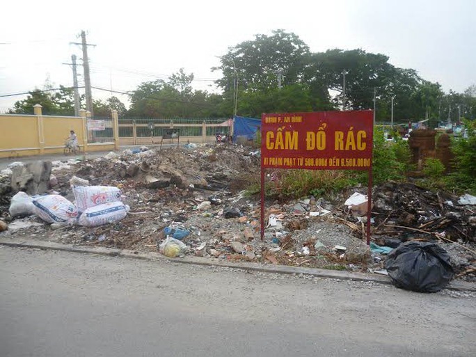 Rác dày đặc dưới tấm biển “Cấm đổ rác” bề thế Ảnh: Đức Than Rác dày đặc dưới tấm biển “Cấm đổ rác” bề thế Ảnh: Đức Than