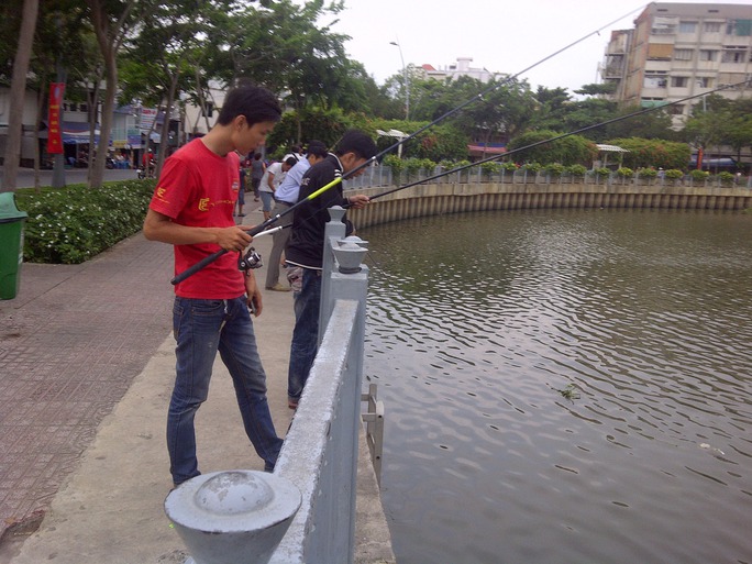 Dù biển cấm giăng khắp nơi nhưng nhiều người vẫn vô tư câu cá trên kênh Nhiêu Lộc - Thị Nghè Ảnh: SỸ ĐÔNG Dù biển cấm giăng khắp nơi nhưng nhiều người vẫn vô tư câu cá trên kênh Nhiêu Lộc - Thị Nghè Ảnh: SỸ ĐÔNG
