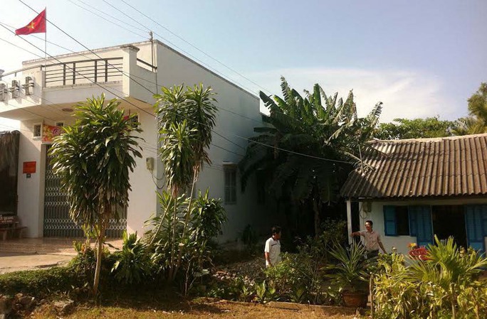 Ngôi nhà khang trang của ông Phan Hùng Việt cho đội quản lý thị trường thuê, liền bên là căn nhà xập xệ của vợ chồng bà Trần Mỹ Lệ - ông Mã Văn Thương