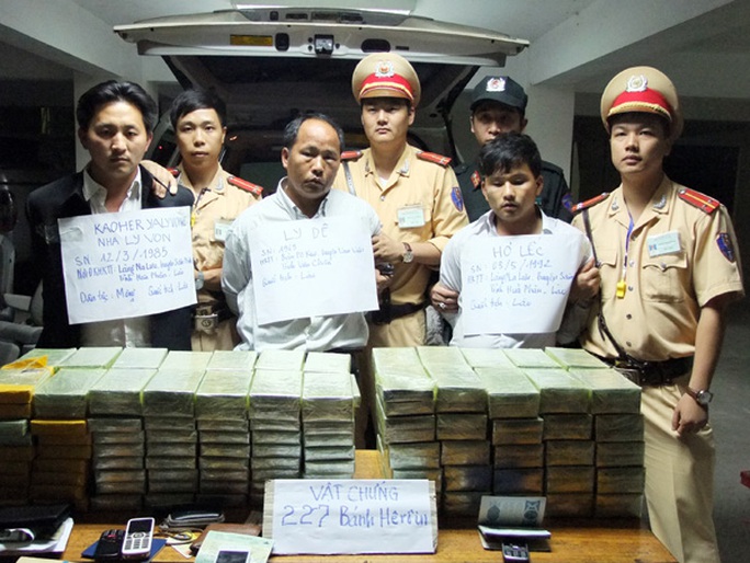 3 người mang quốc tịch Lào bị bắt cùng tang vật 227 bánh heroin - Ảnh: Báo Lào Cai 3 người mang quốc tịch Lào bị bắt cùng tang vật 227 bánh heroin - Ảnh: Báo Lào Cai