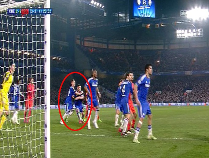 Hai trung vệ Chelsea đã quấn vào nhau trong tình huống chống bóng bổng, giúp Silva có cơ hội ghi bàn