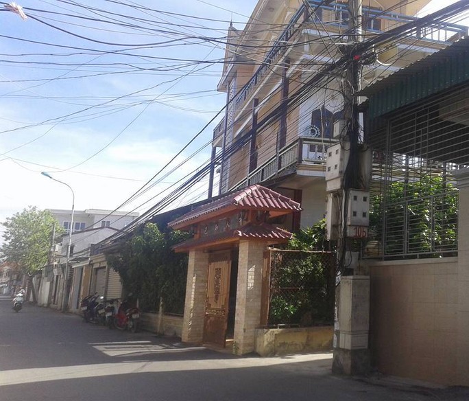 Nhà ông Tư nơi công an thu giữ hàng ngàn bộ hồ sơ chạy chế độ giả. Nhà ông Tư nơi công an thu giữ hàng ngàn bộ hồ sơ chạy chế độ giả.