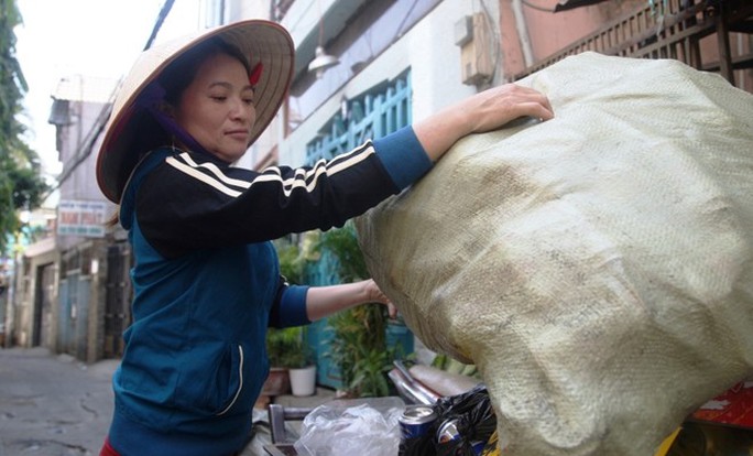 Chị Hồng hằng ngày vẫn mua bán ve chai chờ cơ quan chức năng giải quyết vụ 5 triệu yen mình nhặt được. Ảnh: Thanh Hòa