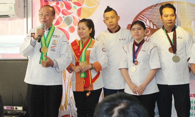 Ông Kao Siêu Lực (bìa trái) động viên công nhân đoạt giải tại hội thi Golden Baker 2015